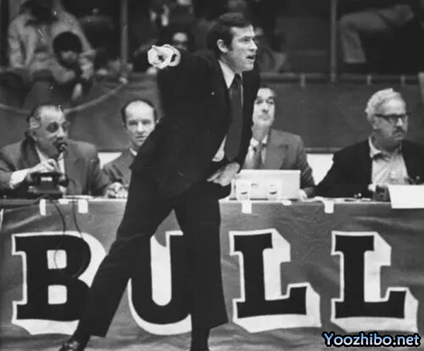 1970-71赛季,迪克-莫塔如何引领芝加哥<a href=/lanqiubs/bulls/ target=_blank class=infotextkey>公牛</a>队逆袭,揽获最佳教练殊荣